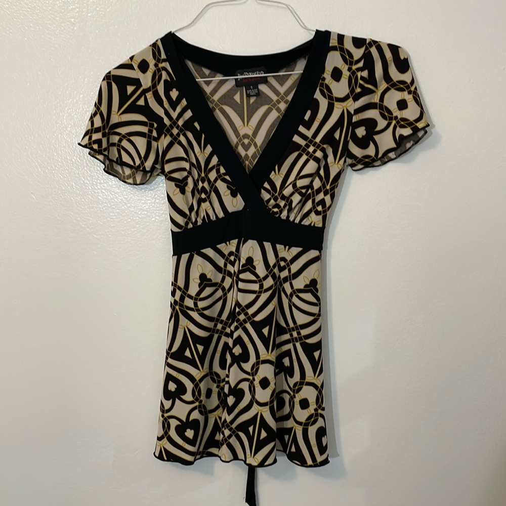 Hot tempered small black white & yellow top with belted back v neck blouse